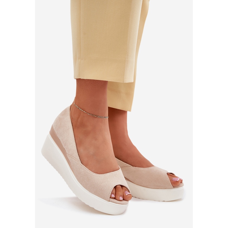 Naisten sandaalit kiilalle, jossa on Eco mokkanahka kevyt beige 1