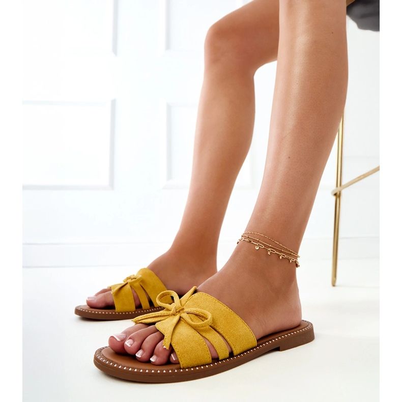 Keltainen flip flops, jossa on keula ja koriste reunoilla 1