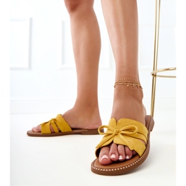 Keltainen flip flops, jossa on keula ja koriste reunoilla 4