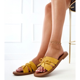 Keltainen flip flops, jossa on keula ja koriste reunoilla 2