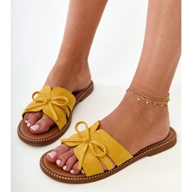 Keltainen flip flops, jossa on keula ja koriste reunoilla 3