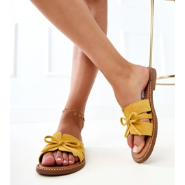 Keltainen flip flops, jossa on keula ja koriste reunoilla 5