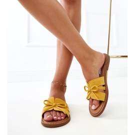 Keltainen flip flops, jossa on keula ja koriste reunoilla 7