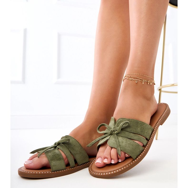 Green Flip Flops, jossa on keula ja koriste reunoilla vihreä 1