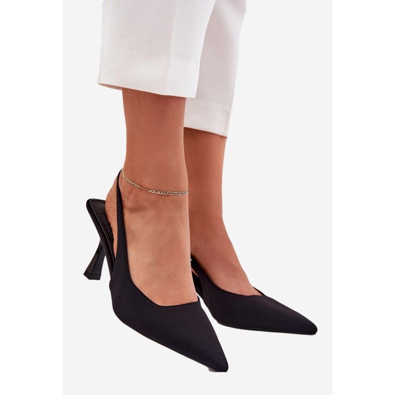 Naisten sandaalit mustalla nastalla 1