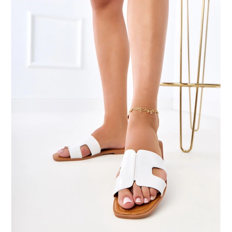 Valkoiset läpät tasaisella pohjalla puristamalla valkoinen 2