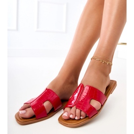 Punainen flip -liukut tasaisella pohjalla puristamalla 2