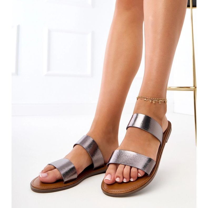 Harmaat naisten tossut raidoilla 1