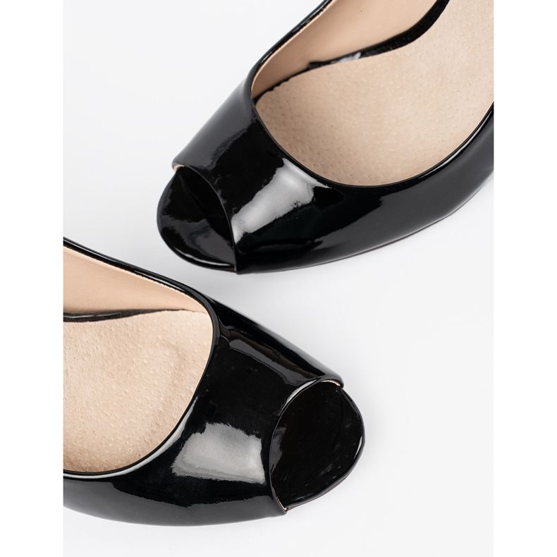 Seastar Mustat lakatut pumput paljain sormilla 2