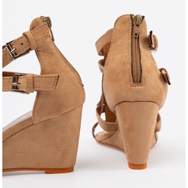 Shelvt Ruskeat sandaalit kiilalle reunoilla 1