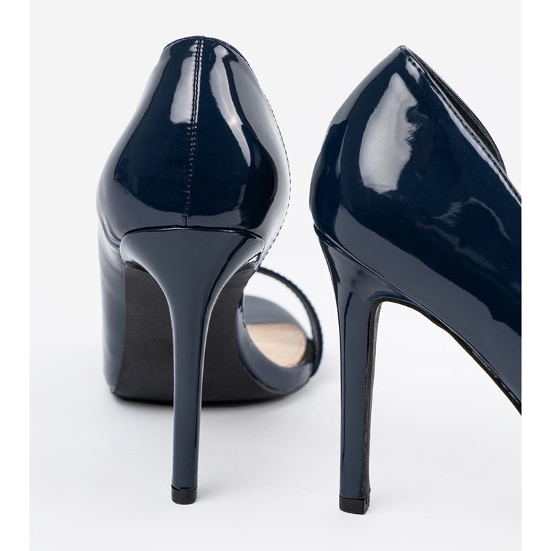 Goodin Merivoimien siniset pumput paljain sormilla 2