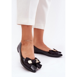 Maalattu balleriinit keulalla ja kultaisella rintakorulla musta 2