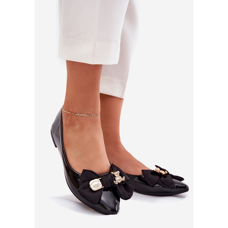 Maalattu balleriinit keulalla ja kultaisella rintakorulla musta 1