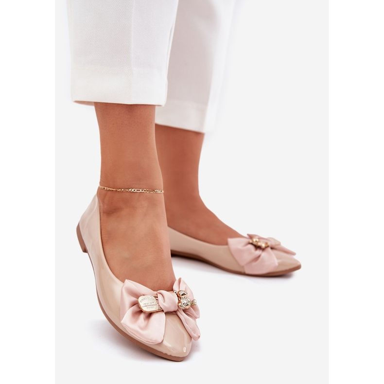 Maalattu balleriinit keulalla ja kultaisella rintakorulla beige 1