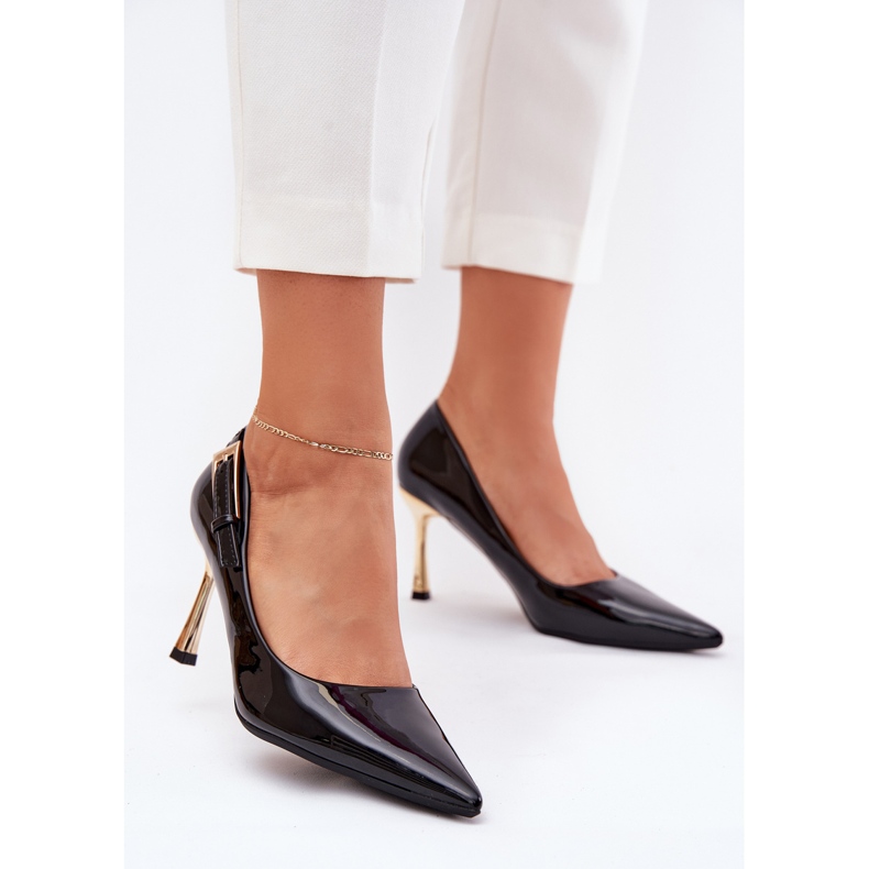 Maalattu korkokengät kultaisella puristimella musta 2