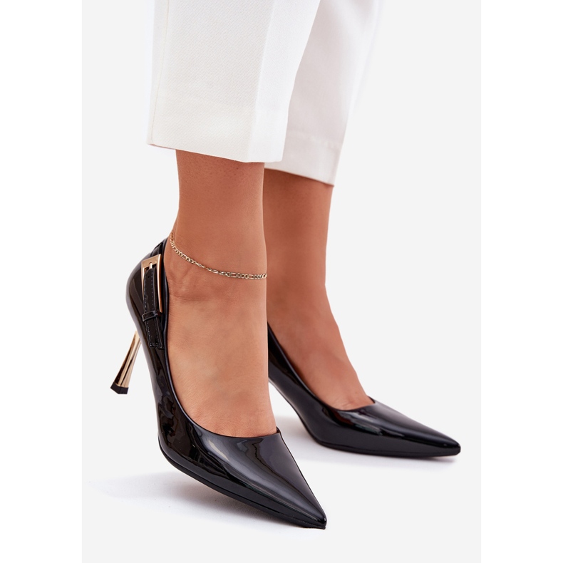 Maalattu korkokengät kultaisella puristimella musta 1