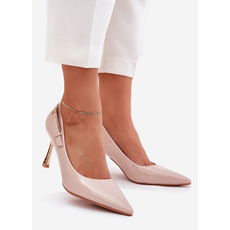 Maalattu korkokengät kultaisella beige -puristimella 1