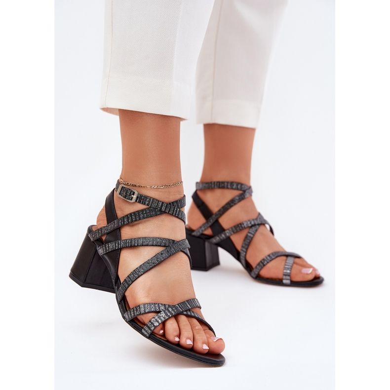 Naisten nahkaiset sandaalit raidoilla Maciejka Post 06969-01 Musta 2