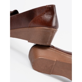 Ruskeat matalat kengät keulalla 2