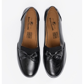 Mustat liukuvat kengät keulalla 2