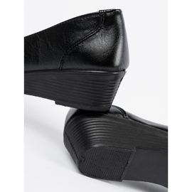 Mustat liukuvat kengät keulalla 1