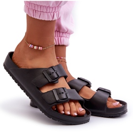 News Naisten vaahtosuovat mustalla solkilla 3