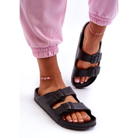 News Naisten vaahtosuovat mustalla solkilla 1