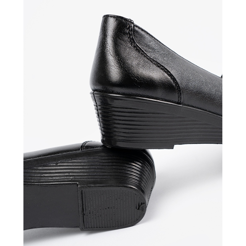 Naisten kengät käärmeen ihon tekstuurilla musta 1