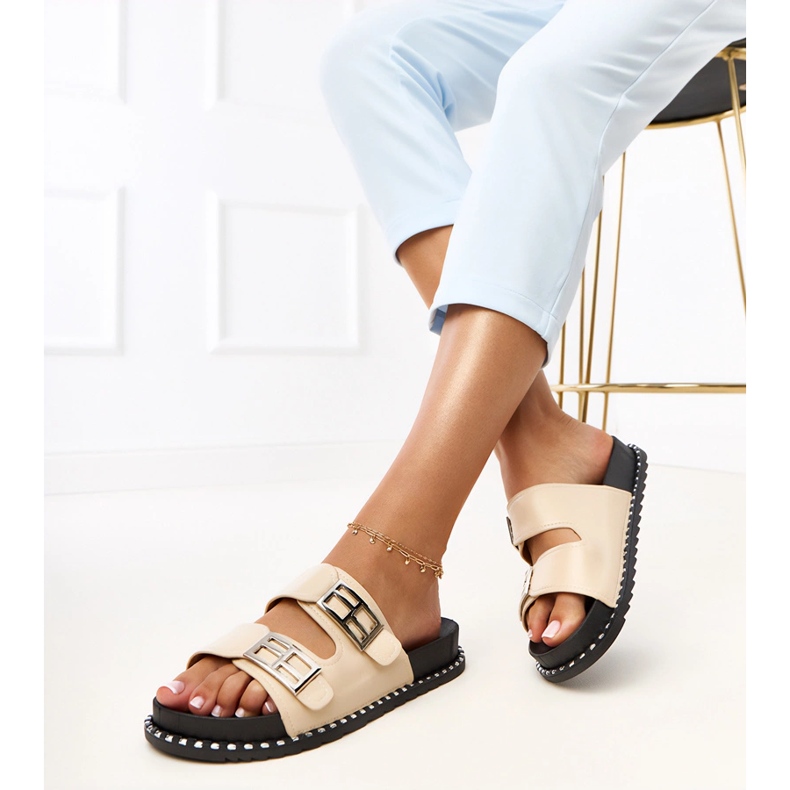 Beige Flip Flops Blau -alustalla 1