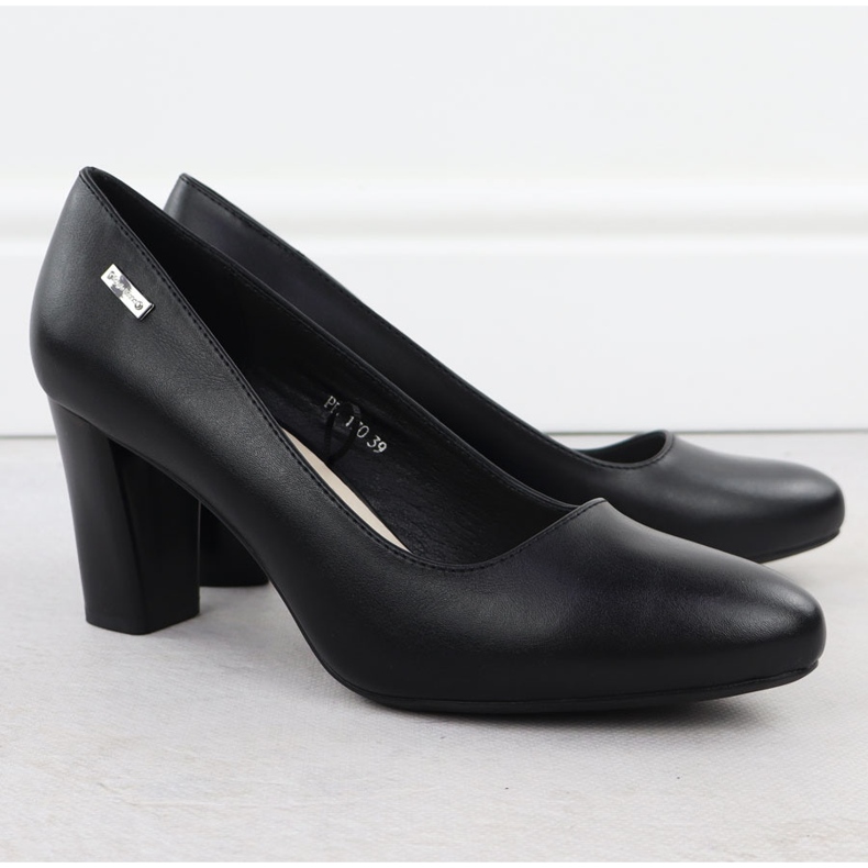 Pumput mustalla Sergio Leone PB130 -viestissä 2