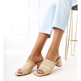 Beige -flip flops postissa punotuilla gamboa -raidoilla 2