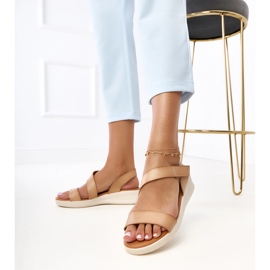 Beige -sandaalit matalalla kiilalla Verkadolla 2