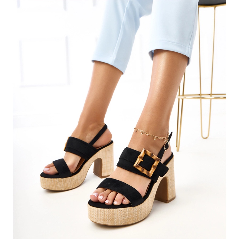 Postin mustat sandaalit koristeltu eloiralla 1