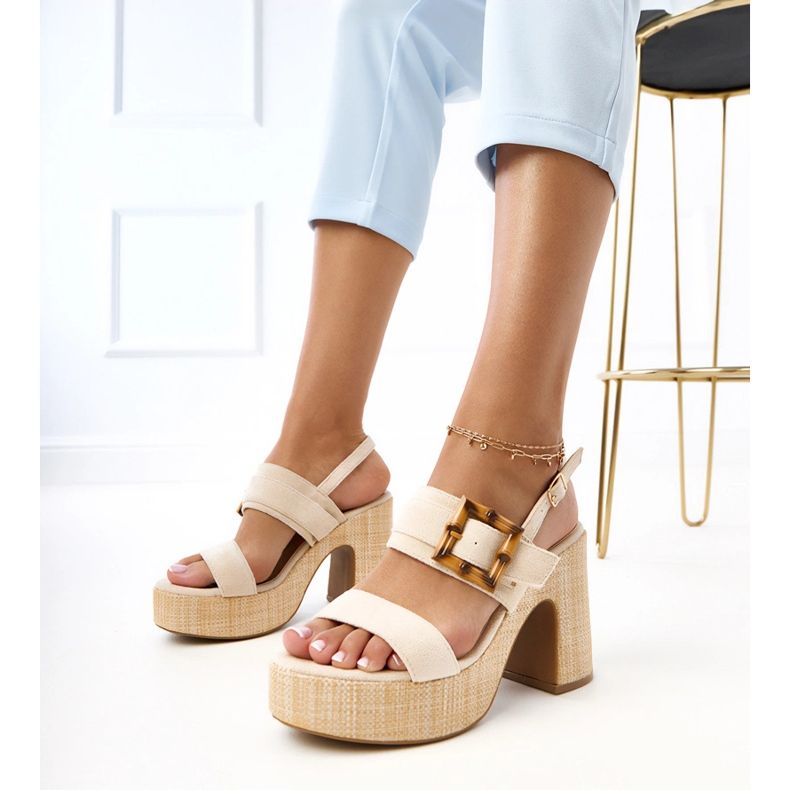 Postin beige -sandaalit koristeltu eloirapistolla 1