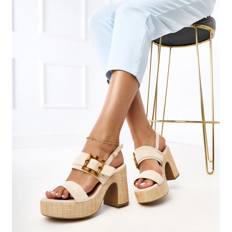 Postin beige -sandaalit koristeltu eloirapistolla 2