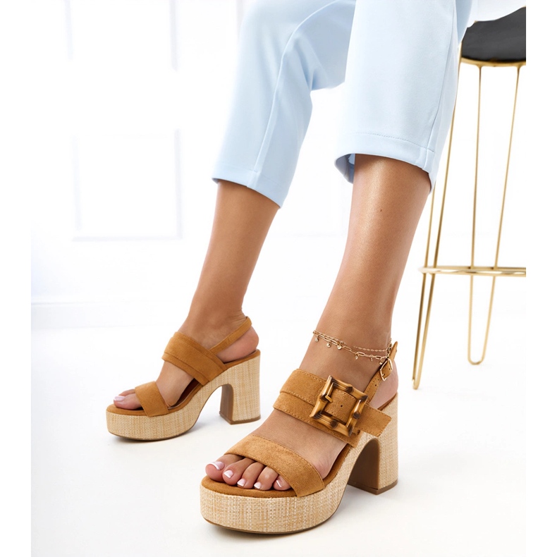 Postin ruskeat sandaalit, jotka on koristeltu eloiransilla 1