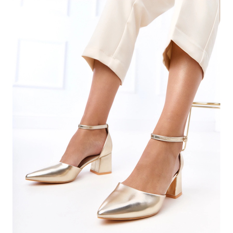 Keris -kuutioihin kiinnitetty kultaiset pumput kultainen 1