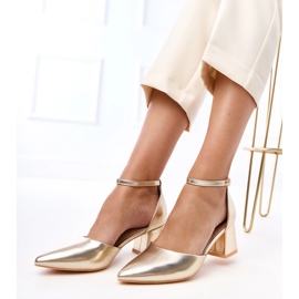 Keris -kuutioihin kiinnitetty kultaiset pumput kultainen 2