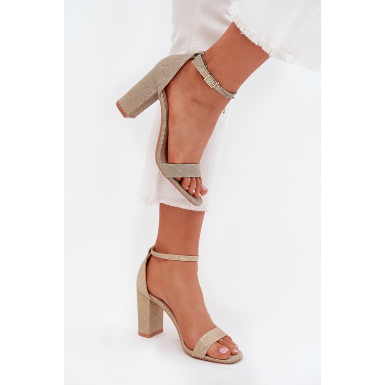 Boto Kiiltävät naisten sandaalit Golden Kavinina Postissa kultainen 2