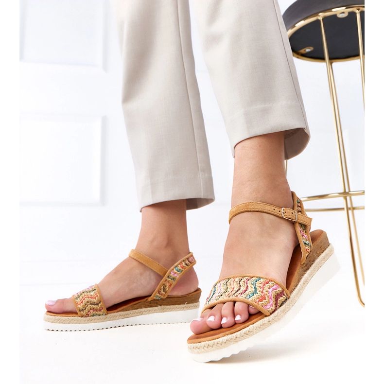 Ruskeat virkkaus sandaalit Versala -kiilassa 2