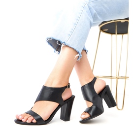 Postin mustat sandaalit kiinnitetty Sergida -kuutioilla 2