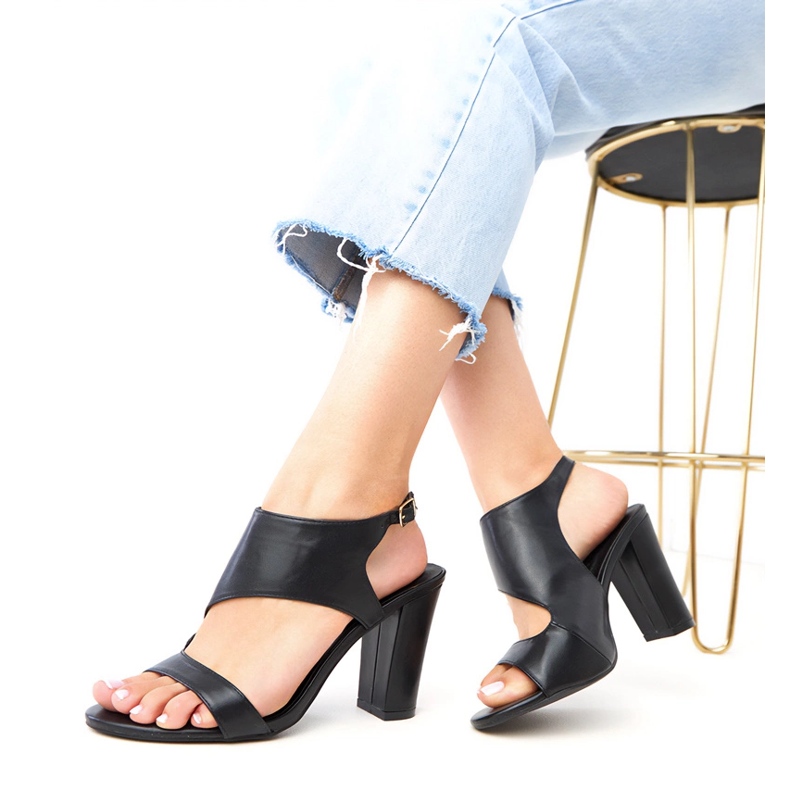 Postin mustat sandaalit kiinnitetty Sergida -kuutioilla 2