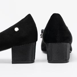 Goodin Mustat pumput keulalla pylväällä 1