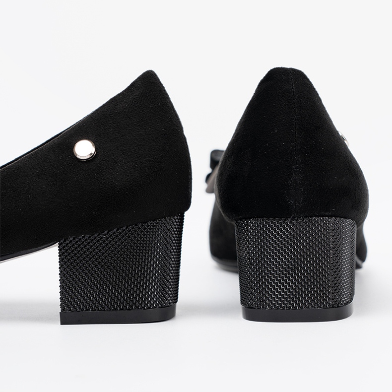 Goodin Mustat pumput keulalla pylväällä 1