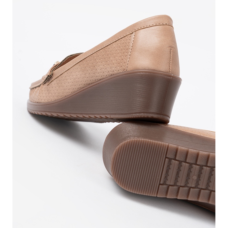 Shelvt Beige kengät kultaisella sisustuksella 1