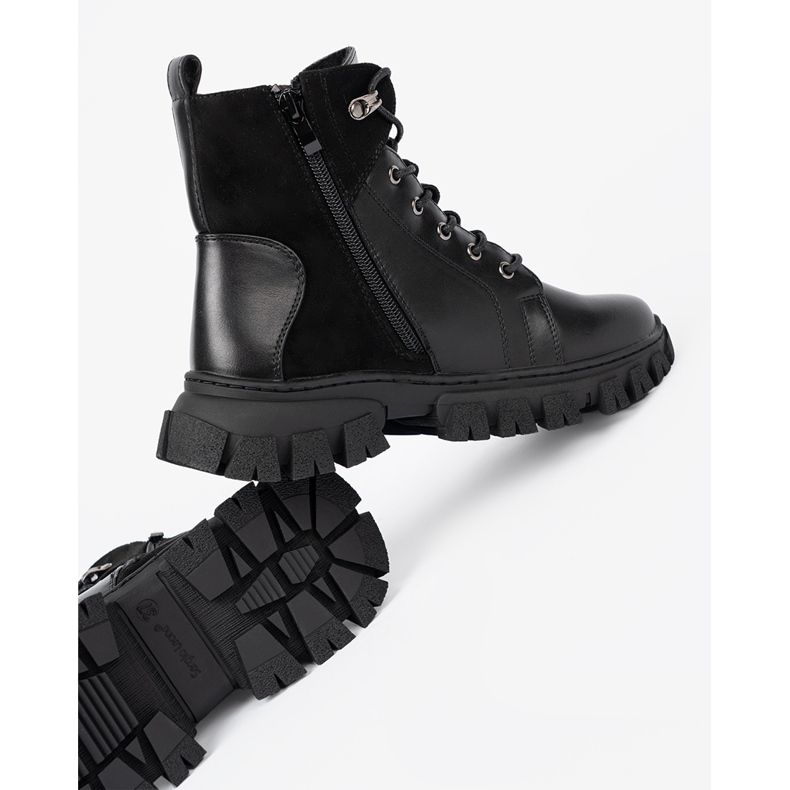 Mustat saappaat, joissa on massiivinen pohja ja Sergio Leone -liukusäädin 1