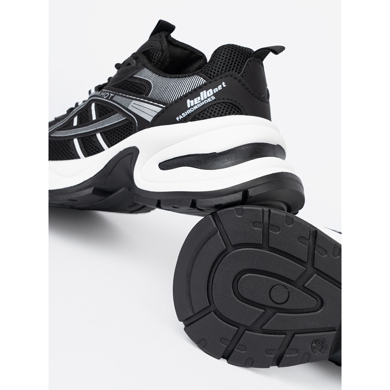 Shelvt Mustat lenkkarit, joissa on hengittävä yläosa ja massiivinen valkoinen pohja 1