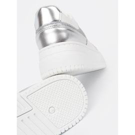 Shelvt Valkoiset ja hopea -lenkkarit hohtavilla yksityiskohdilla monivärinen 2