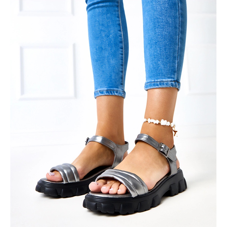 Harmaat sandaalit massiivisella Meredi-pohjalla 2