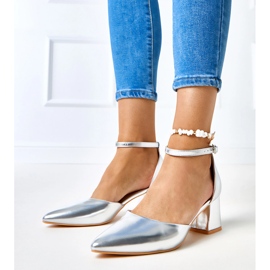 Postin hopeapumput kiinnitetty keriskuutioilla 1